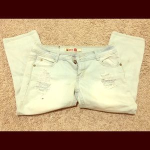 1st KISS ▫️ BLEACHED CROPPED JEANS